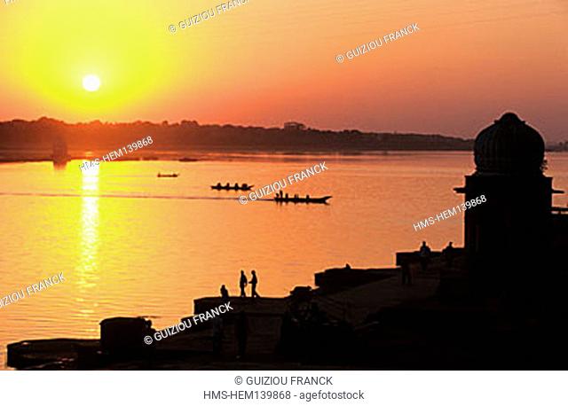 India, Madhya Pradesh State, Maheshwar, sunset over Narmada river