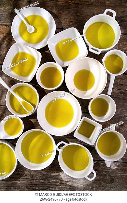 Presentation of small containers of extra virgin olive oil