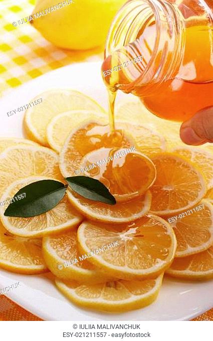 pour honey lemon