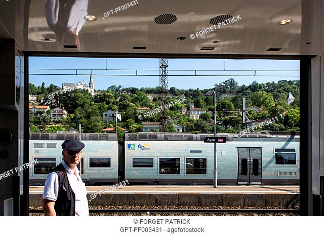 SNCF CONDUCTOR IN FRONT OF AN AQUITAINE REGION COMMUTER TRAIN, CITY OF AGEN, (47) LOT-ET-GARONNE, FRANCE