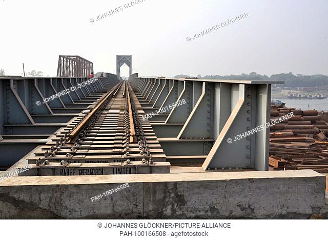 Old and new railway bridge in Ghorashal near Narsingdi on 09.01.2015 - Bangladesh | usage worldwide. - Ghorashal/Dhaka/Bangladesh