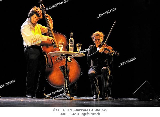 Anna Simerey, violonist, Louis Vicerial, double basse, cabaret show at the theatre of Pontarlier, Doubs departement, Franche-Comte region, France Europe