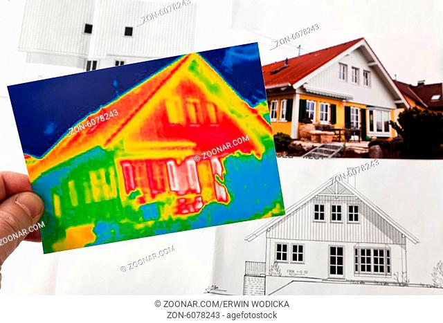 Energie sparen durch Wärmedämmung. Haus mit Wärmebild Kamera fotografiert