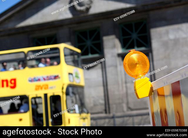 Sightseeing Bus in Berlin fährt an einer Baustelle vorbei, Berlin, Deutschland
