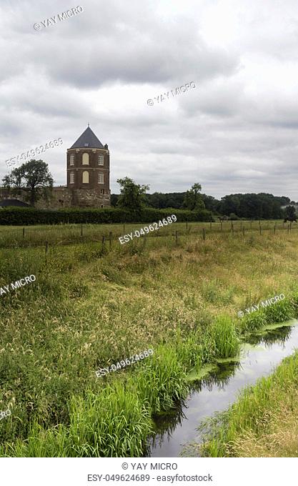 Toren van het Limburgse kasteel Montfort gelegen in de gemeente Roerdalen met op de voorgrond de Vlootbeek