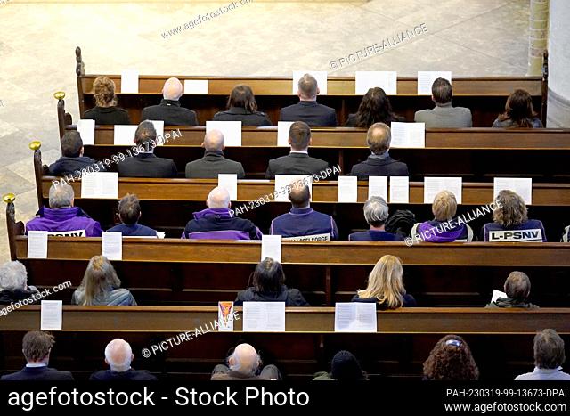 19 March 2023, Hamburg: Chaplains and mourners follow the memorial service for the victims of the rampage at Jehovah's Witnesses in Hamburg at the Hauptkirche...