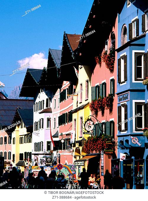 Austria, Tyrol Kitzbuhel. Stadtplatz. Street scene