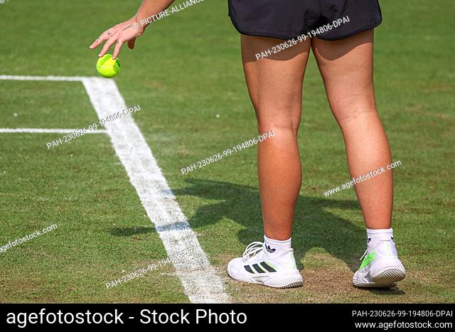 26 June 2023, Hesse, Bad Homburg: Tennis: WTA Tour, Singles, Women, 1st Round Andreescu (CAN) - Kartal (GBR). Sonay Kartal's shadow can be seen on the grass