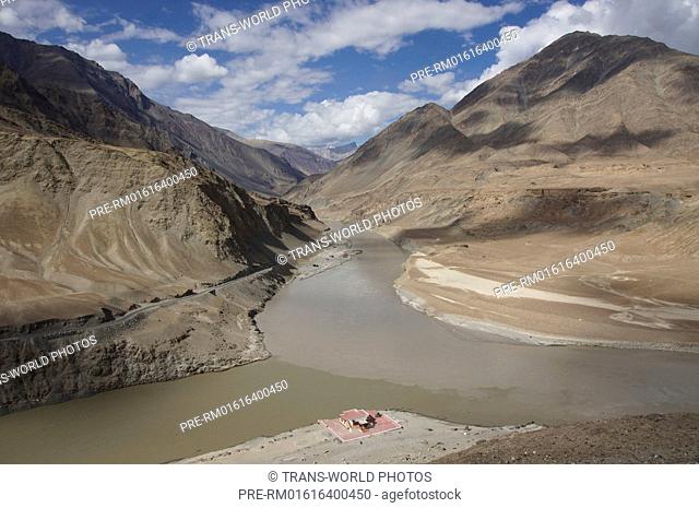 Indus River left meets Zanskar River, near Nimu, Srinagar-Leh-Highway, Jammu and Kashmir, India / Die Flüsse Indus links und Zanskar treffen zusammen, bei Nimu