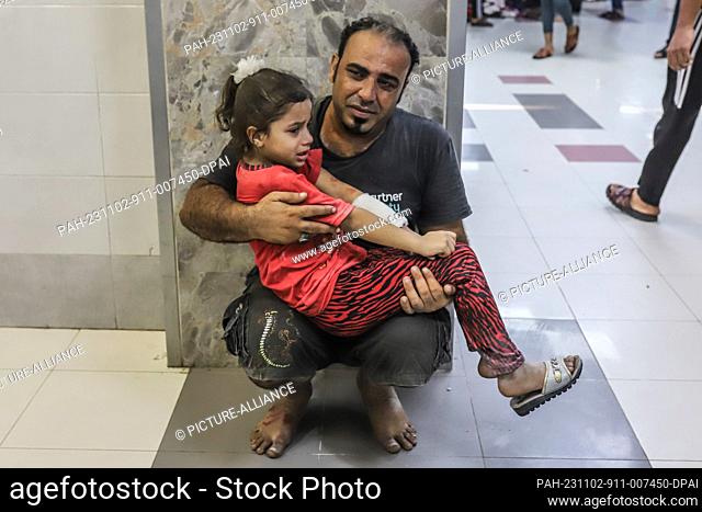 GRAPHICS - 02 November 2023, Palestinian Territories, Gaza City: A wounded Palestinian girl is seen at Al-Shifa Hospital