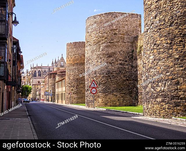 Muralla romana en la Avenida de los Cubos. León. Castilla León. España