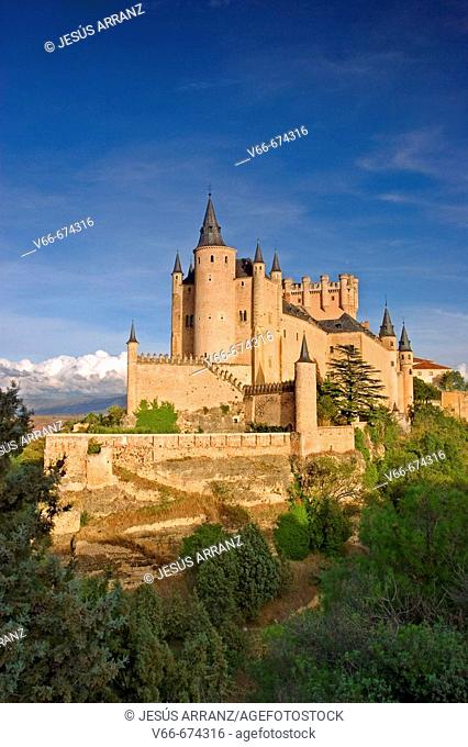 Alcazar, Segovia. Castilla-León, Spain./ Situado sobre una roca en la confluencia de los río Clamores y Eresma, fortaleza inexpugnable durante siglos