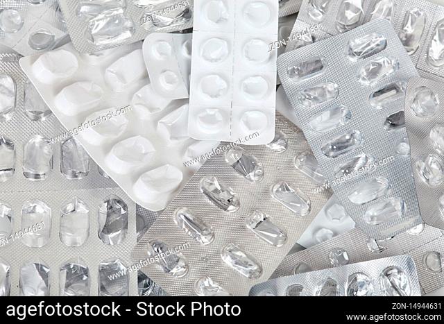 Viele leere Blisterverpackungen aus Plastik von benutzten Medikamenten