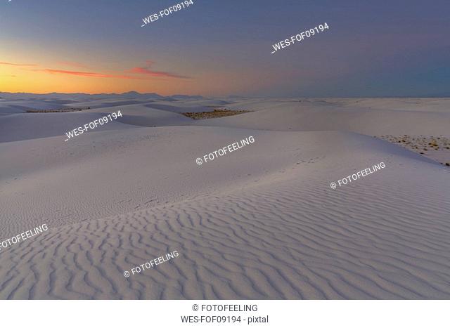 USA, New Mexico, Chihuahua Desert, White Sands National Monument, landscape at sunrise