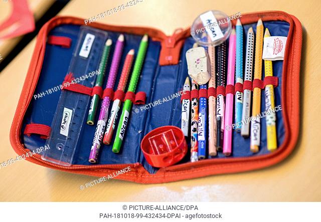 18 October 2018, Lower Saxony, Hanover: A pencil case with various coloured pencils is lying on a table in the Mühlenberg primary school