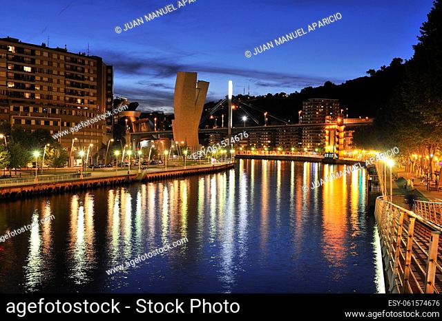 Night view of the Ria de Bilbao and walk Abandoibarra
