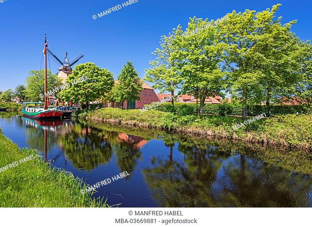 Boat, windmill by the Großefehnkanal (canal) in Ostgroßefehn, East Frisia, Lower Saxony, Germany