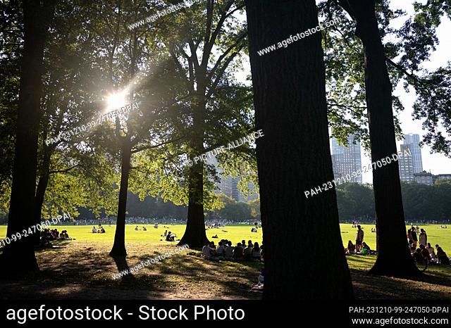 03 September 2023, USA, New York: Visitors sit in Central Park. Photo: Sebastian Kahnert/dpa. - New York/New York/USA