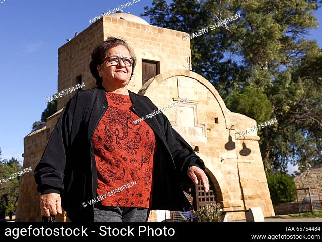 CYPRUS, NICOSIA - 14 de diciembre de 2023: Una mujer pasea por la puerta de Kyrenia del siglo XVI. The Turkish Republic of Northern Cyprus is a de facto state...