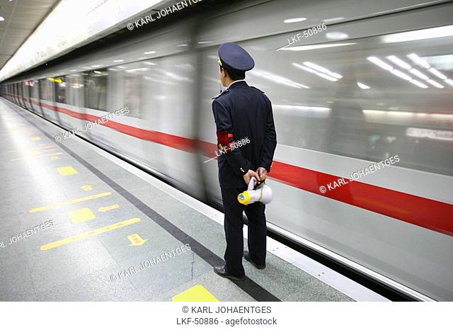 Metro Shanghai, mass transportation system, subway, U-Bahn, modernes Verkehrsnetz, public transport, underground station, Bahnhof, Security, Bahnsteig, Personal