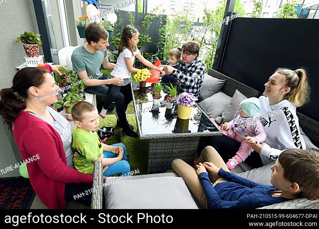 14 May 2021, Saxony, Leipzig: Parents Sandra (l )and Ronny Steglich (4th from right) sit with their children Timon (11), Alina (20), Johanna (2), Kiana (7)