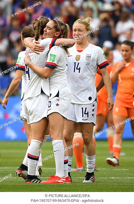 07 July 2019, France (France), Décines-Charpieu: Football, women: WM, USA - Netherlands, final, Stade de Lyon: The US players Becky Sauerbrunn (l-r)