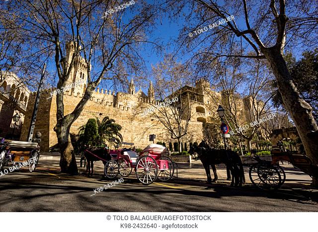 galeras de caballos frente al Palacio Real de La Almudaina, Palma, Majorca, Balearic Islands, Spain