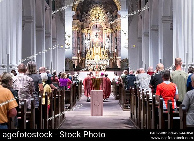 20 August 2022, Bavaria, Würzburg: Bishop Franz Jung, as well as pilgrims participate in the Holy Mass. The pilgrimage to Kreuzberg begins with Holy Mass in the...