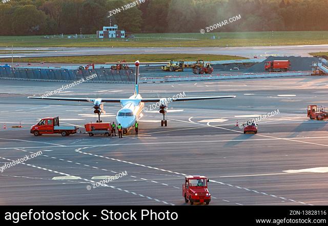 Flugzeug Abfertigung an einem Gate beim Hamburger Flughafen Airplane handling at a gate at Hamburg airport