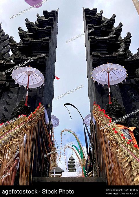 FILED - 12 October 2022, Indonesia, Kintamani: Magnificently decorated is the entrance to a Balinese temple. Bali is the only island in Indonesia that is...