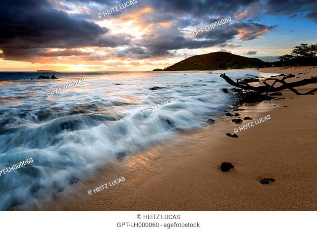 SUNSET OVER THE SANDY STRETCH OF BIG BEACH, MAKENA, KIHEI, MAUI, HAWAII, UNITED STATES, USA