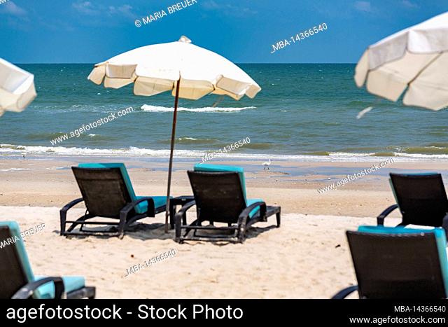White egret, (Casmerodius albus), sunbeds and umbrellas on beach, Dusit Thani hotel complex, Hua Hin, Prachuap Khiri Khan province, Thailand, Gulf of Thailand