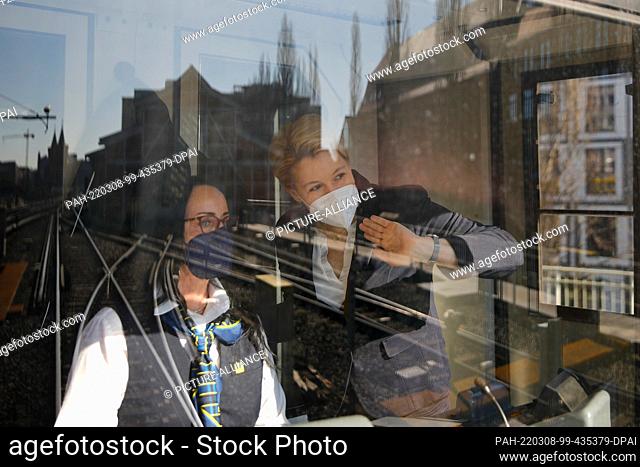 08 March 2022, Berlin: Franziska Giffey (SPD, r), Governing Mayor of Berlin, stands next to subway driver Claudia O'Sullivan (l) in the cab of a train on its...
