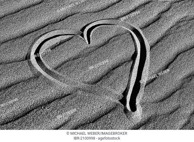 Heart drawn in the sand of the Mesquite Flat Sand Dunes, Stovepipe Wells, Death Valley National Park, Mojave-Desert, California, United States of America, USA