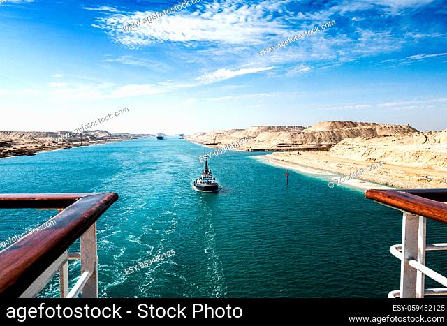Der Suezkanal - eine Schiffskolonne mit Kreuzfahrtschiff durchfährt den neuen, östlichen Erweiterungskanal, eröffnet im August 2015