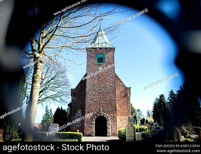 22 March 2020, Lower Saxony, Oldenburg: The cemetery around the Protestant Trinity Church in the Osternburg district is deserted