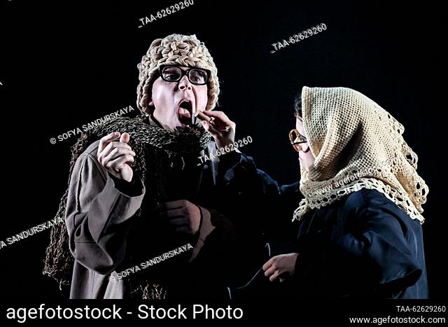 RUSSIA, MOSCOW - 25 de septiembre de 2023: Los actores realizan durante una vista previa de la adaptación de Oleg Dolin de la historia de Nikolai Gogol...