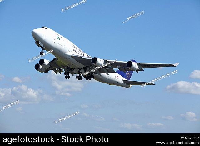 Start einer Boeing 747-481(BDSF) der Gesellschaft Saudi Arabian Cargo vom Flughafen Amsterdam Schiphol (Niederlande, AMS) am 13. Mai 2015