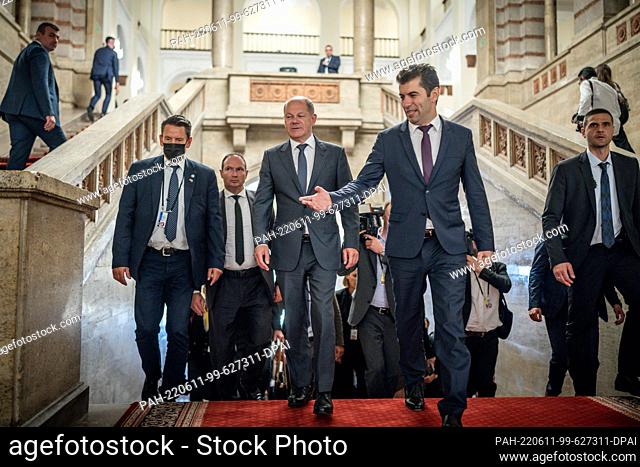 11 June 2022, Bulgaria, Sofia: German Chancellor Olaf Scholz (SPD, M), is welcomed by Kiril Petkov (2nd from right), Prime Minister of Bulgaria