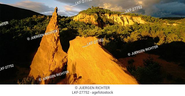 Colorado de Rustrel, former ochre quarry, ochre landscape, near Roussillon, near Apt, Luberon mountains, Montagne du Luberon, natural preserve, Vaucluse