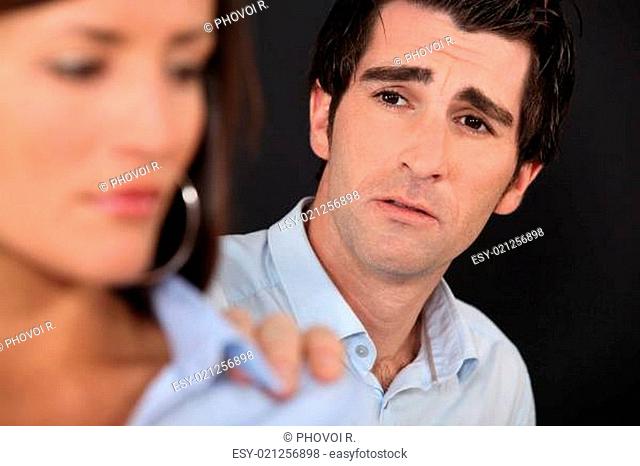 man trying to reconcile with girlfriend