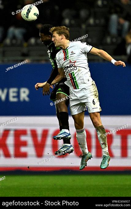 Cercle's Jordan Semedo Varela and OHL's Joren Dom fight for the ball during a soccer match between OH Leuven and Cercle Brugge