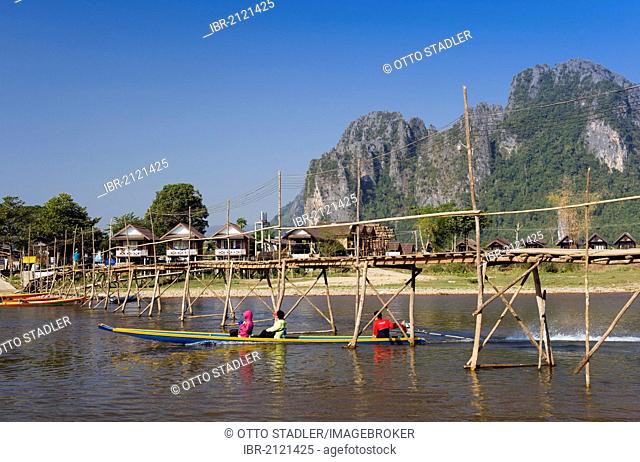 Bamboo bridge over the Nam Song River, karst mountains, Vang Vieng, Vientiane, Laos, Indochina, Asia