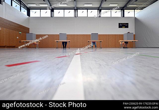 25 June 2023, Thuringia, Sonneberg: Voters are at the polling station in the Meng-Hämm Arena for the runoff election for district administrator in the Sonneberg...