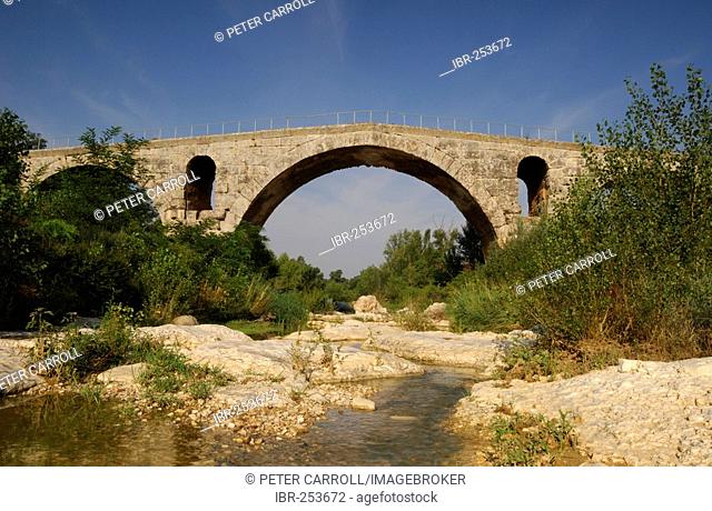 Pont Julien, old Roman bridge near the town of Bonnieux, Provence, France