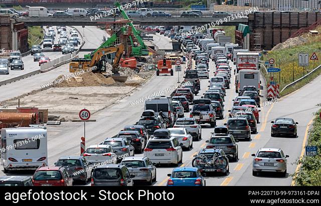 10 July 2022, Hamburg: Cars are jammed on the southbound Autobahn 7 at Bahrenfeld before the Elbe Tunnel. Photo: Markus Scholz/dpa