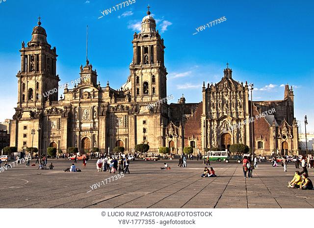 America. Mexico. Mexico DF. El Zocalo or Constitución Square At left Metropolitan cathedral 1573-1813 At right, the Sagrario Metropolitano Metropolitan...
