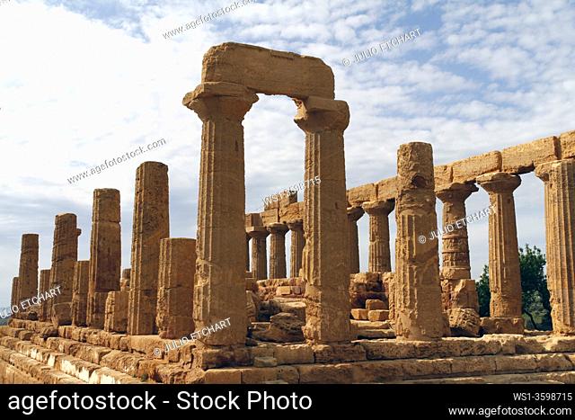 TOURISTS VISITING THE RUINS OF THE TEMPLE OF JUNO / HERA IN THE SITE OF ANCIENT AKRAGAS, NEAR MODERN AGRIGENTO IN ITALY, SICILY