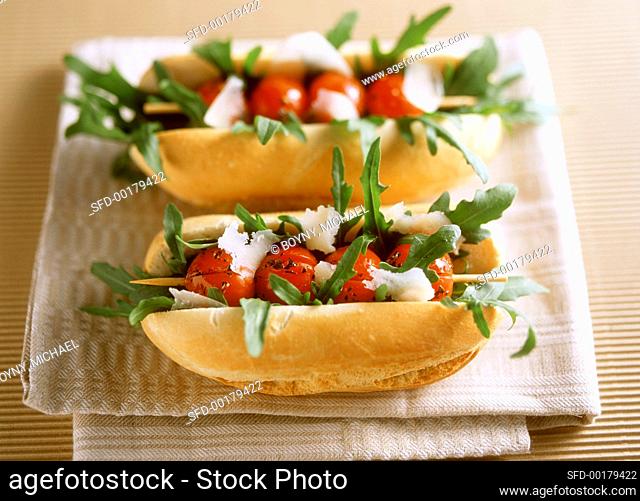 Sandwich with grilled tomato kebab, rocket and Parmesan