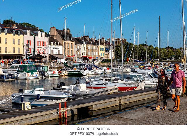 STROLL ON THE QUAYS OF THE MARINA IN THE CITY OF VANNES, MORBIHAN, BRITTANY, FRANCE